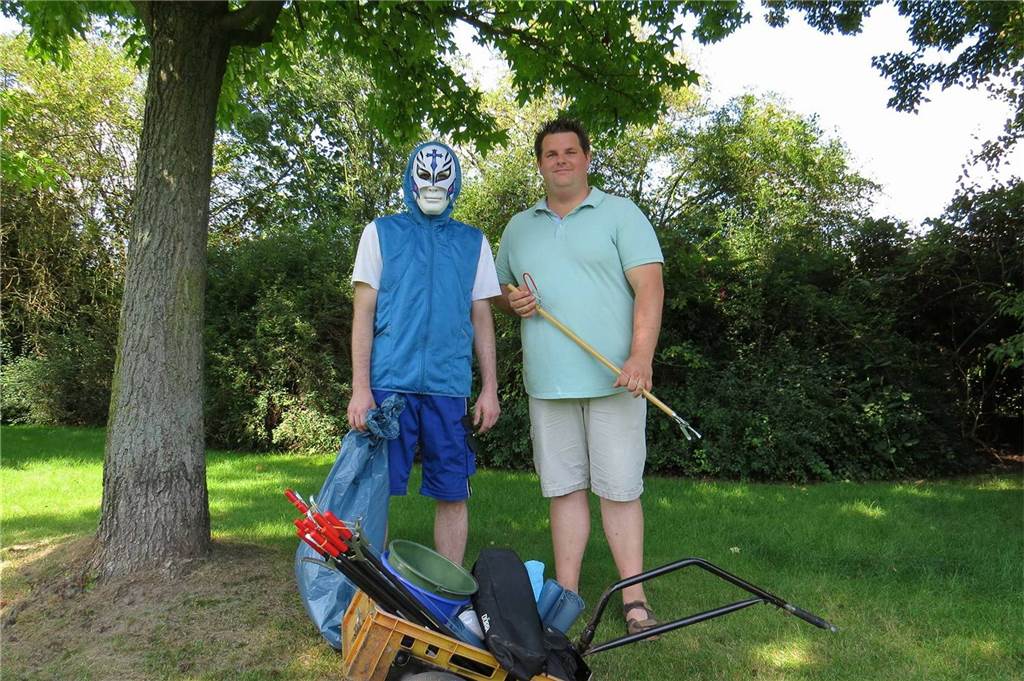 Alexander Halbe (r.) und "Superheld" Atus haben sich gegen den Müll verschrieben. Und organisieren Aktionen, die dieses Problem in Brambauer bekämpfen sollen.