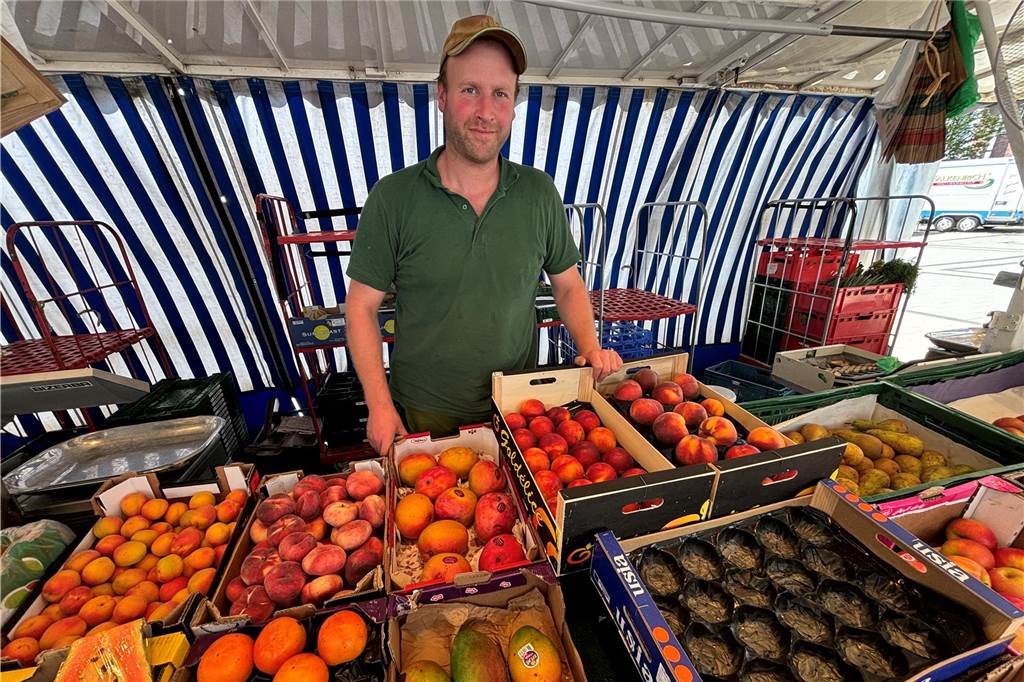 Alexander Heimann mit Früchten hinter seinem Marktstand in Dortmund-Huckarde.