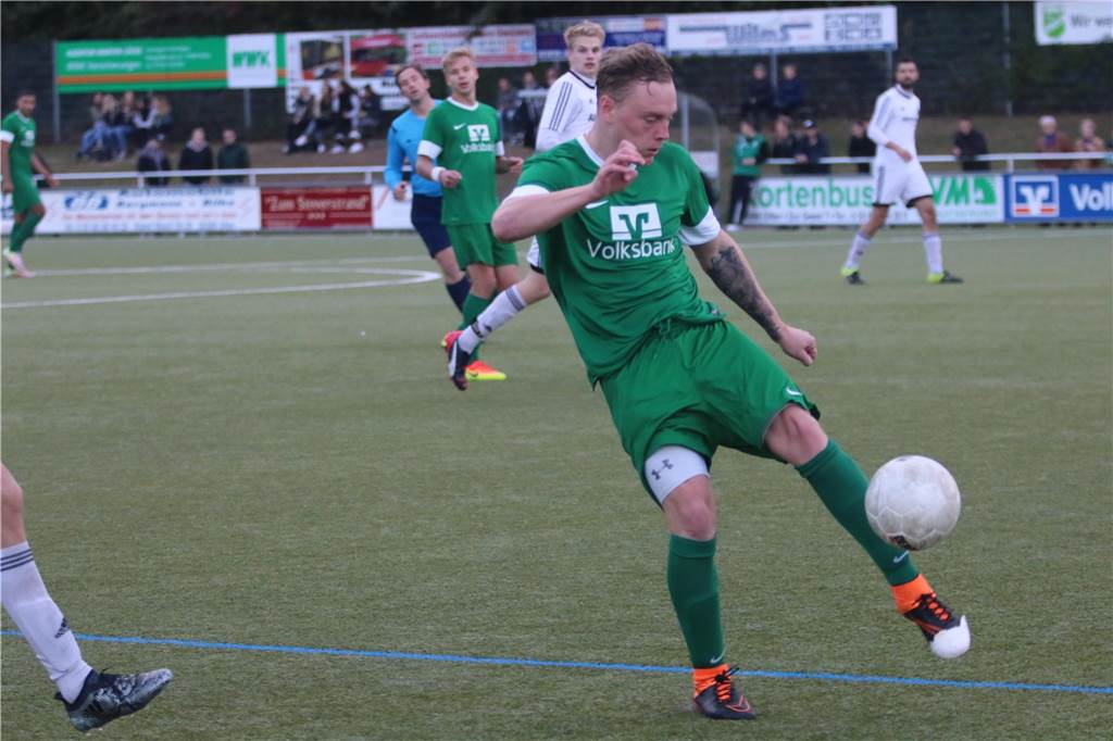 Alexander Hellmich klärt den Ball in dieser Szene. Hinten links war er beim SuS Olfen zu Hause.