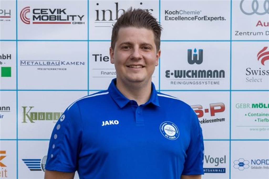 Alexander Hennig rückt auf den Posten des Cheftrainers der Zweiten auf.