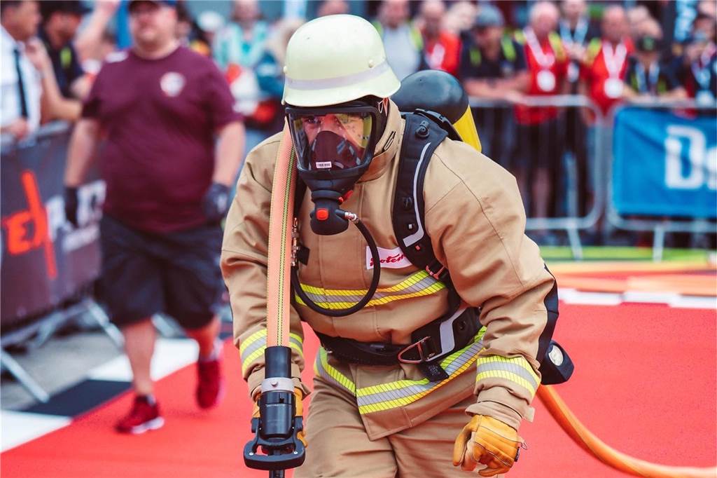 Dorstens fittester Feuerwehrmann bereitet sich etwas anders auf Einsätze vor Alexander Herbrecht zieht einen unter Druck stehenden und mit Wasser gefüllten Schlauch hinter sich her.