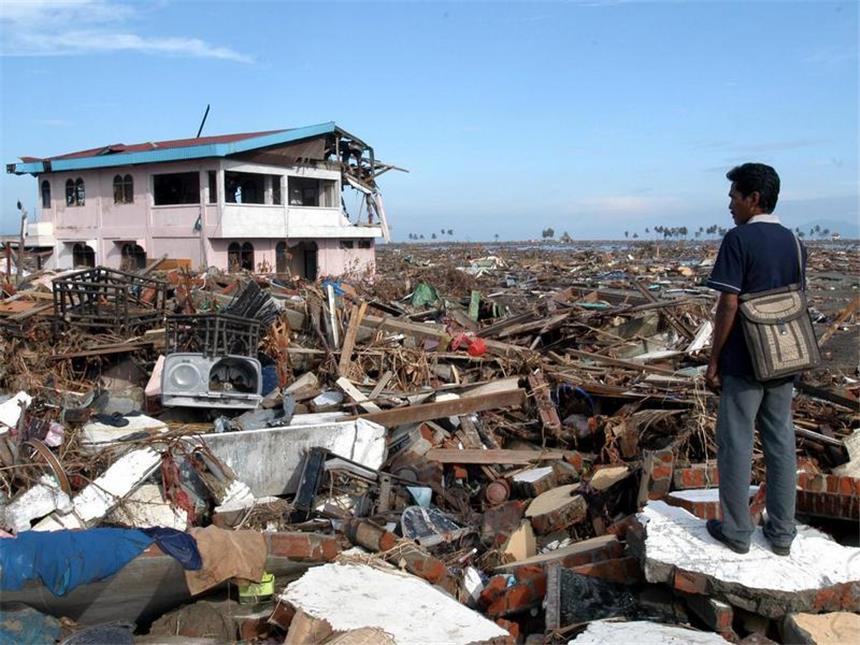 Thailand und Indonesien gedenken der Tsunami-Opfer Alexander Julkarnaen auf den Trümmern seines Hauses in Banda Aceh. Er verlor seine Mutter, seine Tochter und drei Brüder. Foto: Andy Rain/Archiv
