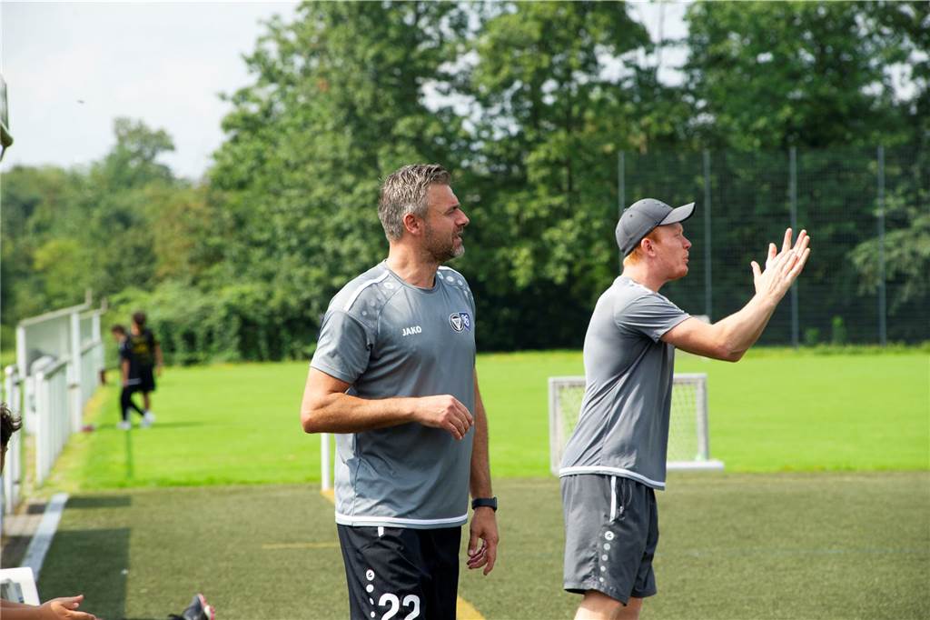 Alexander Kallhoff (r.) unterstützt Cheftrainer Edin Saracevic (l.) als spielender Co-Trainer beim TuS Haltern am See II.