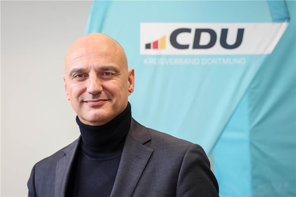 Rassismus, Theater und große Politik: Alexander Kalouti will OB werden Alexander Kalouti vor einem Banner des CDU-Kreisverbands Dortmund.