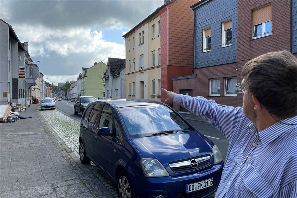 Sperrmüll: EDG spricht von „ekelerregendem“ Schmutz – Verwirrung in Steinhammerstraße Anwohner Alexander Katzenbach in der Steinhammerstraße