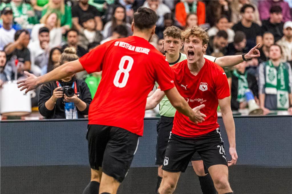 Huckarde, ein Wintermärchen!: Westfalia gewinnt die Herzen von Fußball-Dortmund Alexander Kelch (r.) jubelt mit Florian Gondrum.