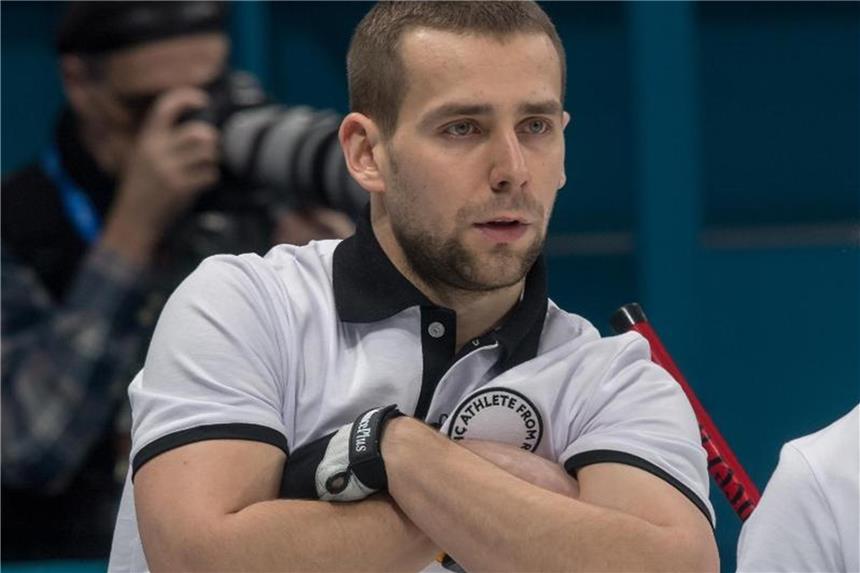 Dopingverdacht bei Olympia bringt Russen in Bedrängnis Alexander Kruschelnizki (l) holte im Curling-Mixed mit Anastassija Brysgalowa die Bronze-Medaille. Foto: Peter Kneffel