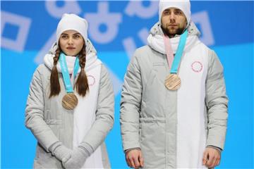 Alexander Kruschelnizki (r) hatte mit Anastassija Brysgalowa Silber beim Curling-Mixed für das Team „Olympische Athleten aus Russland“ gewonnen. Foto: Michael Kappeler