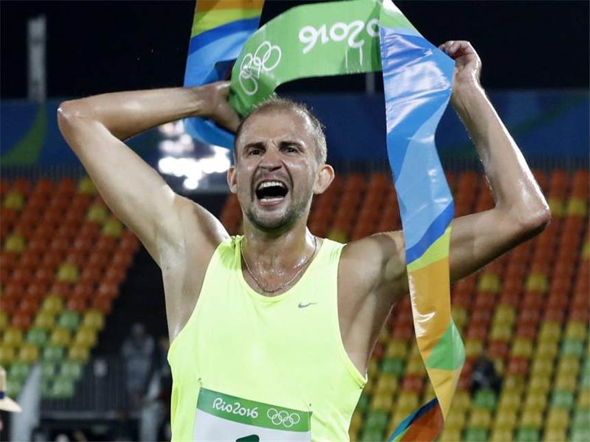 Moderner Fünfkämpfer Dogue wird Olympia-Sechster Alexander Lesun überquert beim abschließenden Lauf als erster die Ziellinie. Foto: Jim Hollander