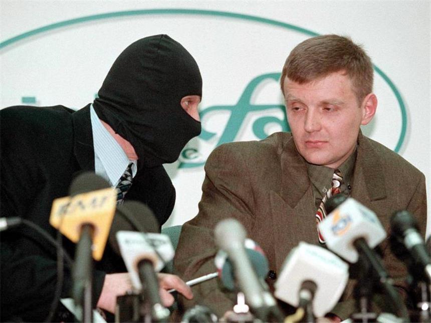 Putin billigte wahrscheinlich die Ermordung Alexander Litwinenko (neben einem maskierten Kollegen) gehörte zu den schärfsten Kritikern des Kremls. Präsident Putin soll den Giftmord am Kreml-Gegner gebilligt haben. Foto: Sergei Kaptilkin/ Archiv