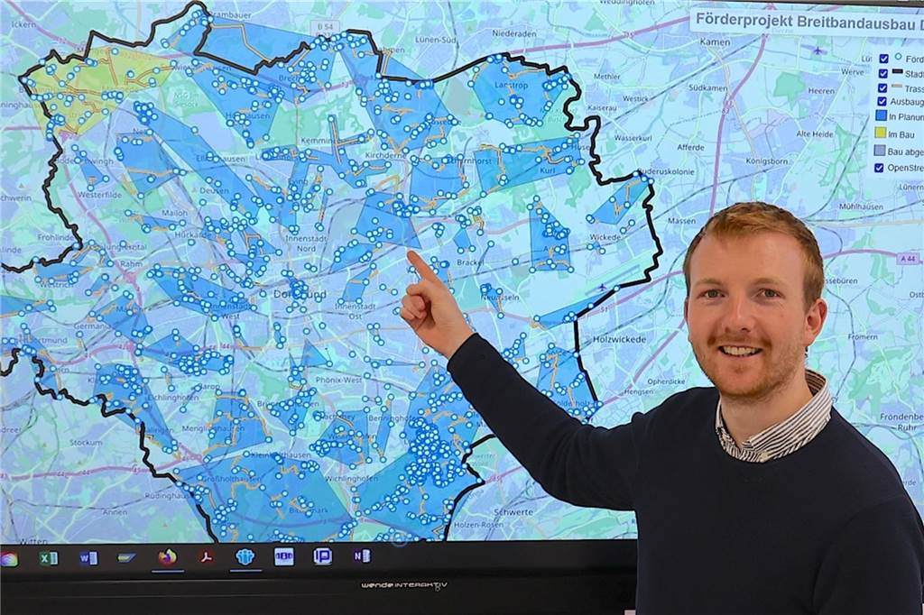 Viele Dortmunder können schnelles Internet bekommen - doch es gibt Fragen Alexander Menke von Dokom21 zeigt die interaktive Karte zum Breitbandausbau in Dortmund