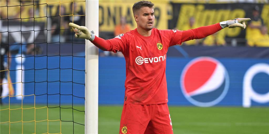 Champions-League-Debüt mit 31: BVB-Keeper Meyer erlebt „unvergesslichen Abend“ Alexander Meyer gibt Anweisungen.