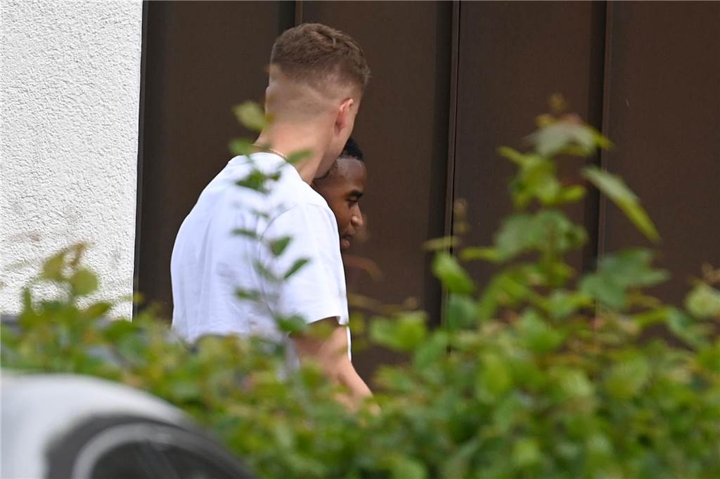 Alexander Meyer und Youssoufa Moukoko kommen bei Overkamp an.