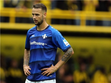 Alexander Milosevic steht nach dem Spiel auf dem Rasen. Foto: Ina Fassbender