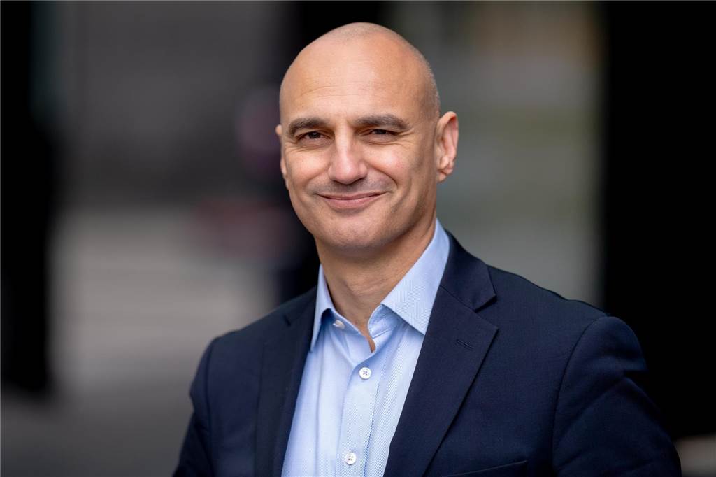 CDU nominiert Kalouti als OB-Kandidaten – ohne die Grünen Kalouti lächelt mit Amzug und Hemd vor einem verschwommenen Hintergrund in die Kamera.