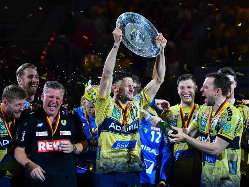 Rhein-Neckar Löwen feiern emotionale Meister-Party Alexander Petersson (M) hält die Meisterschale in den Händen und feiert mit seinen Mannschaftskollegen den Gewinn der deutschen Meisterschaft. Foto: Uwe Anspach