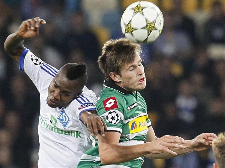 Mönchengladbach muss trotz 2:1 in Europa League Alexander Ring (r) im Kopfballduell mit Kiews Torschützen Ideye Brown. Foto: Sergej Doltschenkow