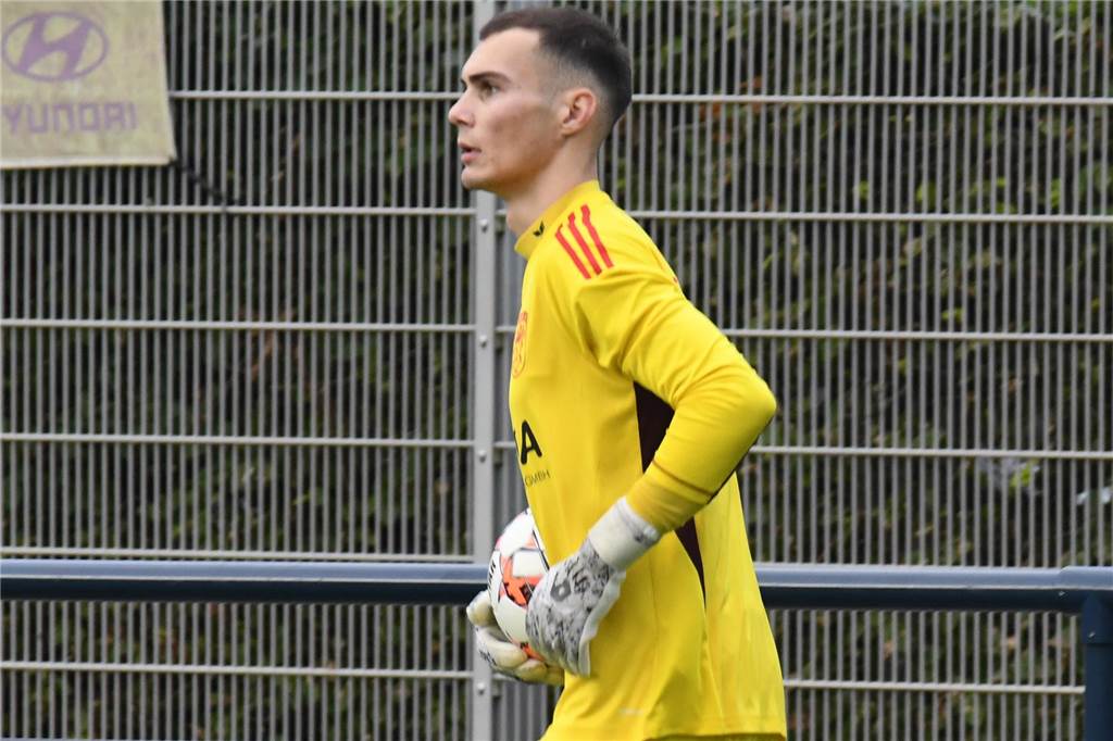 Lüner SV gewinnt mit Traumtor in Iserlohn Alexander Rothkamm hat den Ball in einer Hand.
