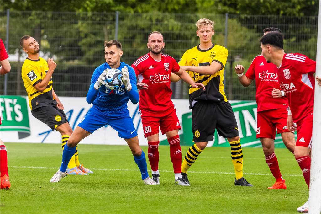 Der Lüner SV im großen Kadercheck Alexander Rothkamm hält den Ball mit beiden Händen fest.