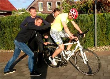Alexander Ruhe (v.l.), Jens Hölscher und Hubertus Honerpeik wollen Radfahrer Jörg Schütte in Verdun in Empfang nehmen.