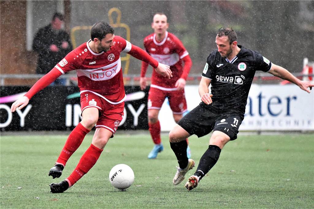 Riesenpech für den SV Schermbeck: Der nächste Langzeitverletzte Alexander Schlüter im Zweikampf