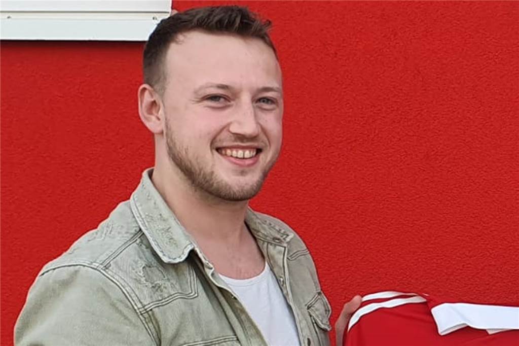 100-Jahre-Cup bei Westfalia Huckarde: Sanitäter bringen Fußballer ins Krankenhaus Alexander Schmidt verletzte sich gegen den VfR Kirchlinde.