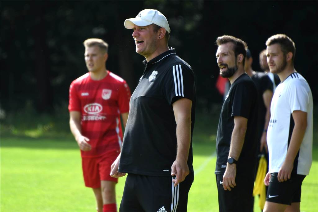Vertragsverlängerung: Vorsitzender gibt Trainer einen Vertrauensvorschuss Alexander Schmottlach (Mitte) bleibt Trainer des TuS Henrichenburg.