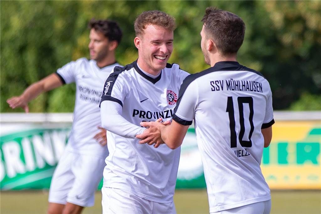 Schröders SSV-Mission: „Will mich nicht mit dem Abstieg verabschieden“ SSV Mühlhausens Alexander Schröder (M.) freut sich mit seinem Ex-Mitspieler Jona Deifuß (r.).