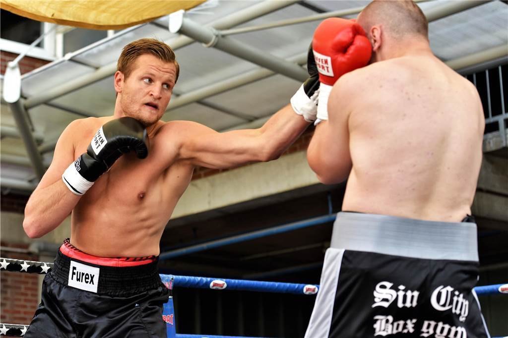 Für den WM-Fight gerüstet - Alex Schürhoff überzeugt bei der heißen Dorstener Open-Air-Gala Alexander Schürhoff (l.) war 20 Zentimeter größer als sein Gegner Christian Dulz aus Wittenberg (r.)