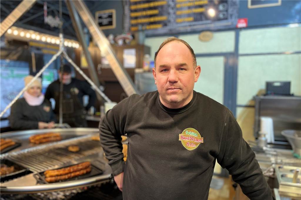 Dortmunder Weihnachtsmarkt wird teurer: Das kosten Essen und Attraktionen Alexander Schütz im Stand Bratwurst und Co Schütz.