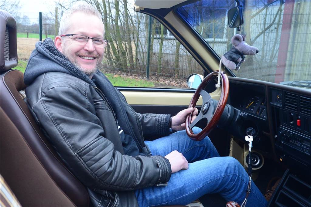 Echte Schrauber-Fans finden bei ihren Oldtimern immer einen Weg Alexander Silvers sitzt in seinem Opel Kadett D Bieber Cabrio.