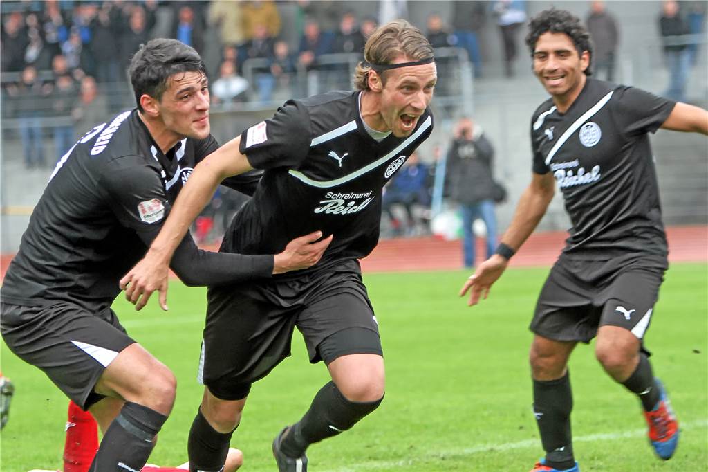 Trainer verlässt im Sommer einen Oberligisten – Ein Nachfolger steht in den Startlöchern Alexander Thamm (Mitte) spielte unter anderem für die SG Wattenscheid 09.