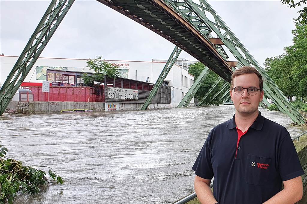 Dorstener Feuerwehrmann in Wuppertal: „Die Lage ist dramatisch“ Alexander Thiemann während einer kurzen Pause. "Die Wupper ist ein reißender Strom geworden."