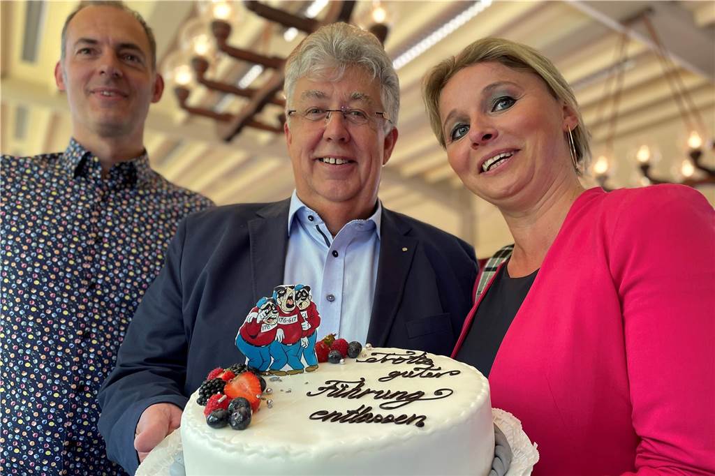 Bäckerei schließt Café in Castrop-Rauxel: Isabel Auffenberg fehlen immer mehr Fachverkäufer Alexander und Isabel Auffenberg brachten dem JVA-Chef Julius Wandelt erst kürzlich zum Abschied eine Torte. Da wussten die beiden schon, dass sie das Kaffeehaus schließen werden. Sie machten gute Miene zur schlechten Nachricht.