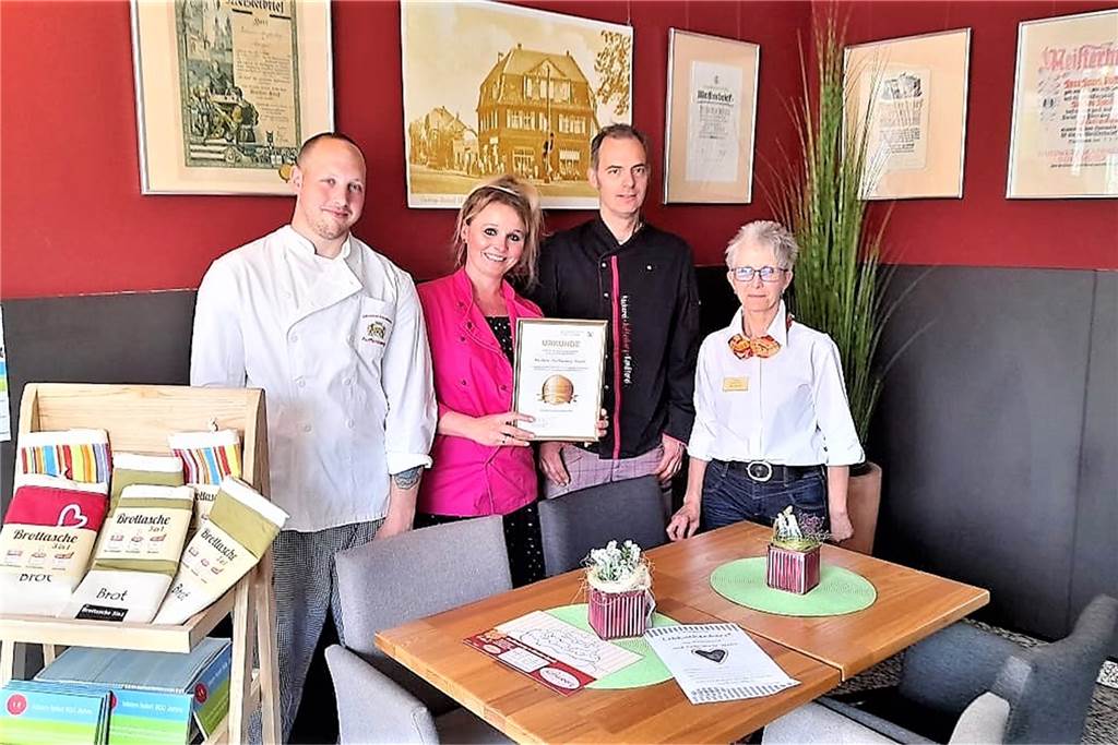 Traditions-Bäckerei in Castrop-Rauxel und Dortmund ist ein „Meister-Werk“ Alexander und Isabel Auffenberg (Mitte) sowie Konditor Marcel Pekasch und Fachverkäuferin Gabriele Becker freuen sich über die Auszeichnung.