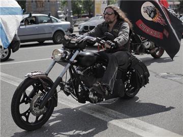 Alexander Zaldostanow, Präsident der "Night Wolves" (Nachtwölfe), bei einer Motorradtour in Moskau. Foto: Andrey Stenin /RIA Novosti/Archiv