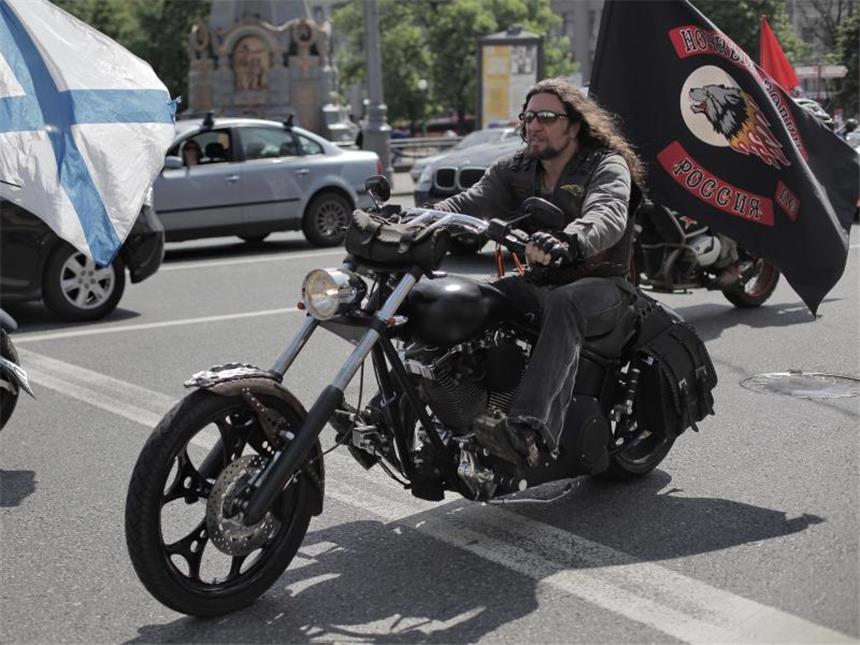 Russland fordert für «Nachtwölfe» Einreise nach Polen Alexander Zaldostanow, Präsident des russischen Motoradclubs «Nachtwölfe», während einer Tour in Moskau. Foto: Andrey Stenin/RIA Novosti