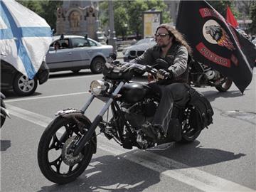 Alexander Zaldostanow, Präsident des russischen Motoradclubs «Nachtwölfe», während einer Tour in Moskau. Foto: Andrey Stenin/RIA Novosti