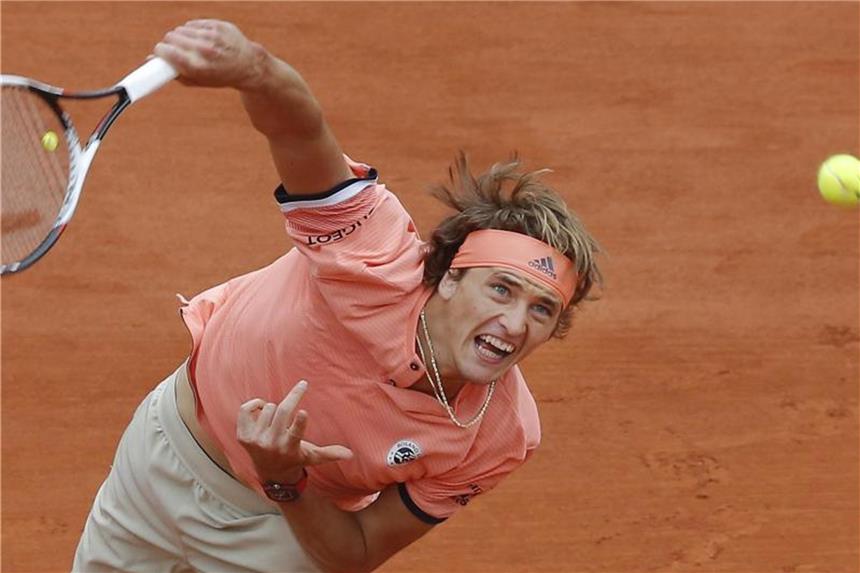 Alexander Zverev erstmals im Achtelfinale der French Open Alexander Zverev besiegte Damir Dzumhur in Paris in fünf Sätzen. Foto: Michel Euler/AP