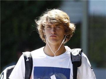 Alexander Zverev gab nach seinem Sturz im Training schnell Entwarnung. Foto: Peter Klaunzer