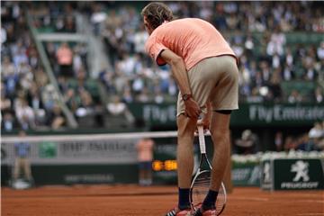 Alexander Zverev greift sich im Viertelfinale gegen Dominic Thiem an seinen schmerzenden Oberschenkel. Foto: Alessandra Tarantino/AP