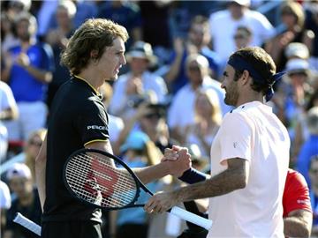 Alexander Zverev (l) wird beim Laver Cup an der Seite von Roger Federer (r) im Team Europa antreten. Foto: Paul Chiasson/The Canadian Press