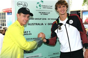 Alexander Zverev (r) und Alex De Minaur werden in Brisbane das erste Einzel spielen. Foto: Dave Hunt