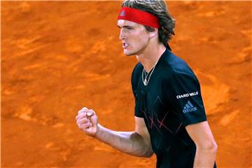 Alexander Zverev steht nach seinem Halbfinalerfolg im Finale des Tennisturniers von Madrid. Foto: Francisco Seco/AP