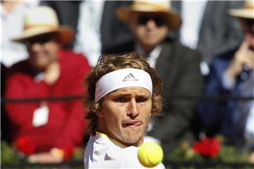 Alexander Zverev unterliegt Rafael Nadal klara mit drei Sätzen. Foto: Alberto Saiz/AP