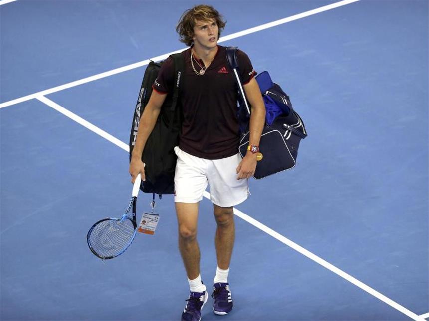 Match verloren, Schläger kaputt: Zverev verpasst Finale Alexander Zverev verlässt in Peking mit seinem kaputten Schläger den Platz. Foto: Mark Schiefelbein
