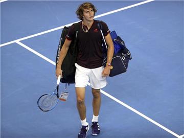 Alexander Zverev verlässt in Peking mit seinem kaputten Schläger den Platz. Foto: Mark Schiefelbein