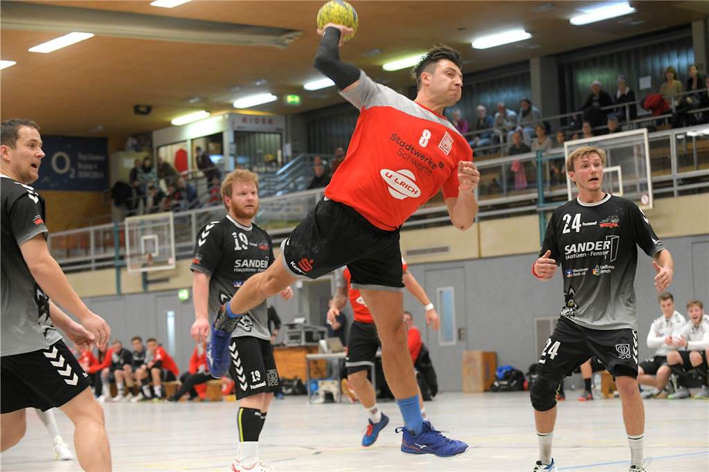 Ob Trickwurf oder Tempogegenstoß - die Schwerter Nummer 8 hat es drauf Alexandr Denissov ist seit vielen Jahren ein absoluter Leistungsträger der HSG Schwerte/Westhofen.