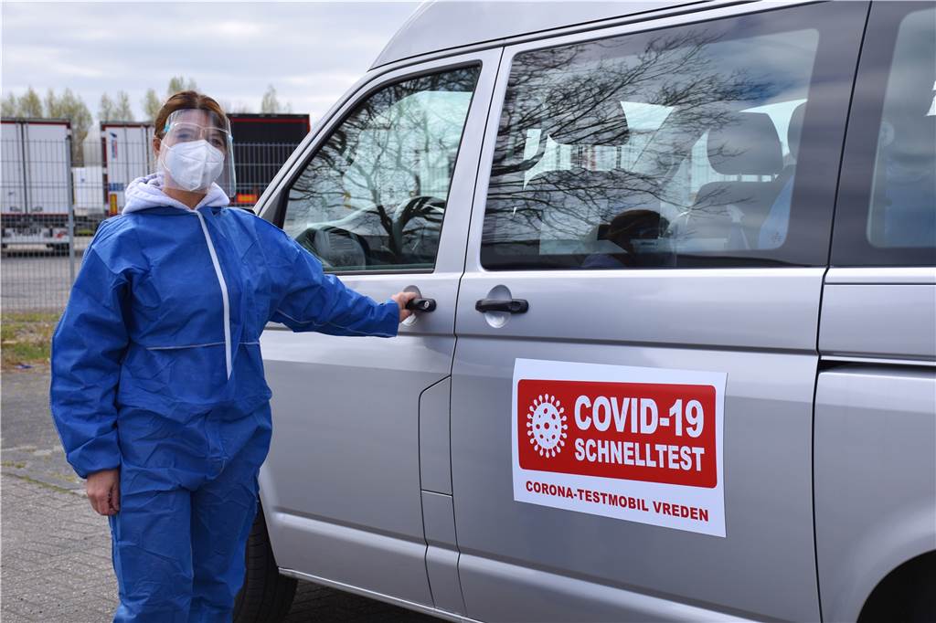 Schnelltests jetzt auch für Grenzgänger und Dorfbewohner möglich Alexandra Ernst betreibt seit Anfang April das Testmobil in Vreden. Damit fährt sie in die kleineren Dörfer um Vreden herum. Ab einer Personenzahl von 15 fährt das Mobil auch Firmen und private Haushalte an.