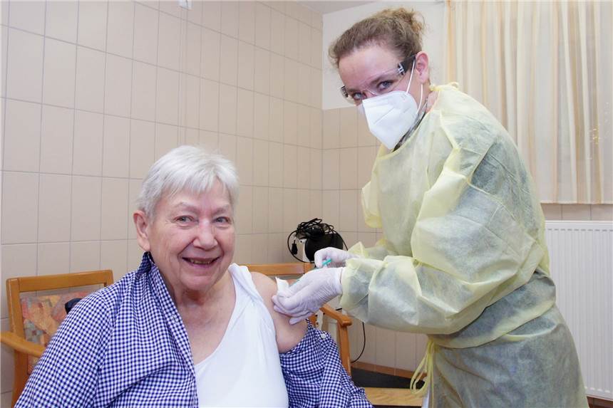 Bewohner des Altenwohnhauses St. Josef werden gegen Corona geimpft Alexandra Heflik (r.) mit der Bewohnerin des Seniorenwohnheims St. Josef Agnes Lesting während der Impfung.